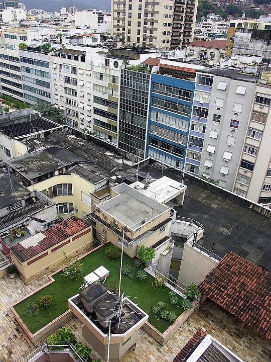 sa_br_rio_036.JPG - Der Ausblick von der Hotelterrasse an der Copacabana auf die umliegenden Huser