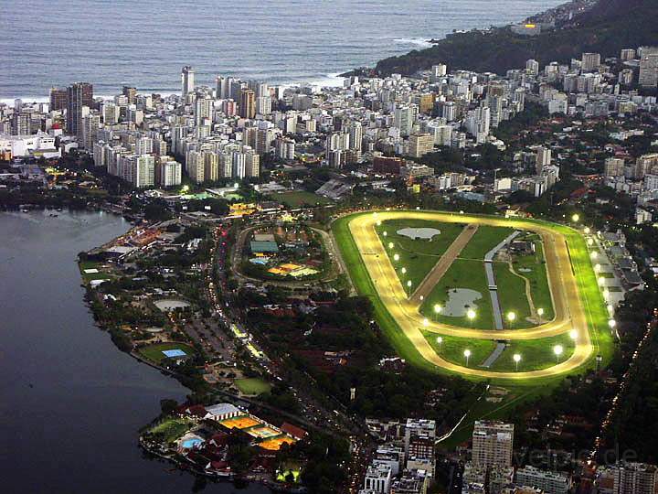 sa_br_rio_043.JPG - Die Rennbahn und Ipanema gesehen vom Corcovado nach Sonnenuntergang, Rio de Janeiro