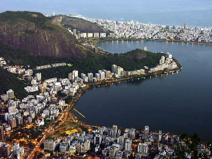 sa_br_rio_044.JPG - Die Lagune Rodrigo de Freitas von Rio de Janeiro nach Sonnenuntergang