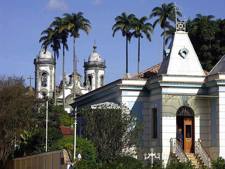 sa_br_sao_joan_007.JPG - die Igreja de Sao Francisco de Assis mit den groen Palmen davor