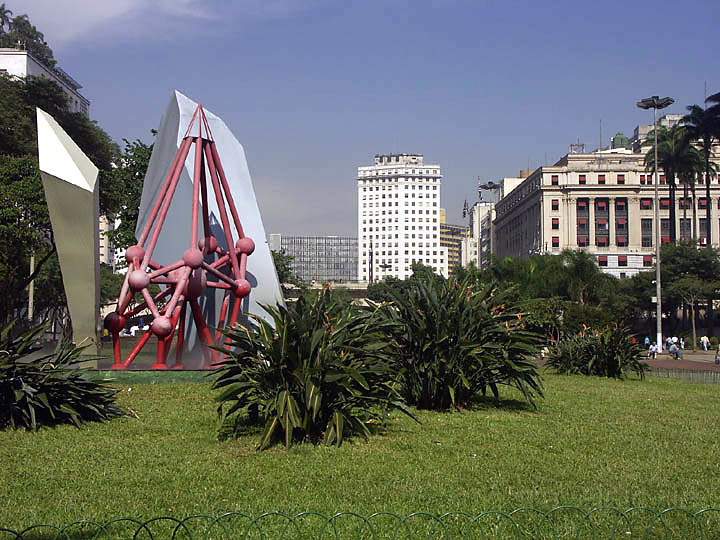 sa_br_sao_paulo_007.JPG - Moderne Kunst auf einer untertunnelten Fugngerzone