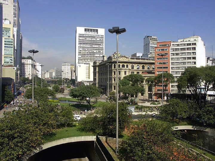 sa_br_sao_paulo_011.JPG - Blick vom Viaduto Santa Ifigenia auf die untertunnelte Anhangabau