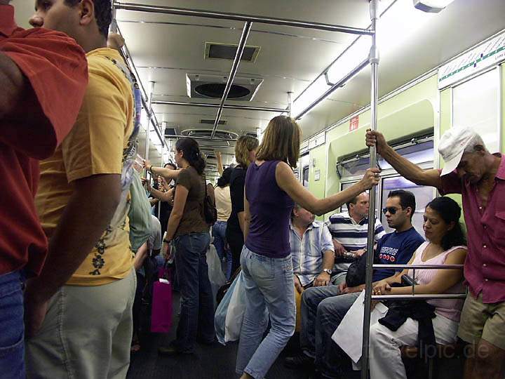 sa_br_sao_paulo_016.JPG - In der U-bahn von Sao Paulo sieht es nicht viel anders aus, als bei uns