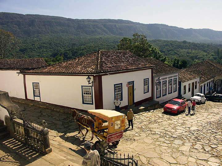 sa_br_tiradentes_007.JPG - Blick vom Kirchenvorplatz auf das wartende 1 PS Touristentaxi