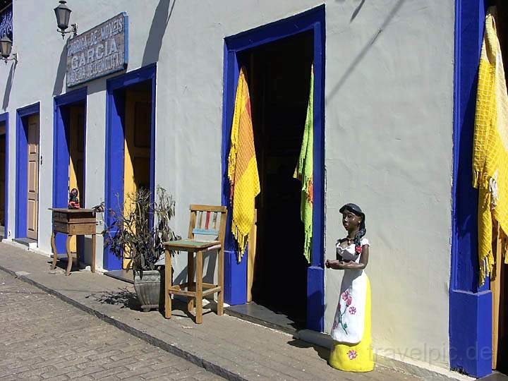 sa_br_tiradentes_012.JPG - in Tiradentes warten hlzerne Schnheiten nicht nur im Fenster