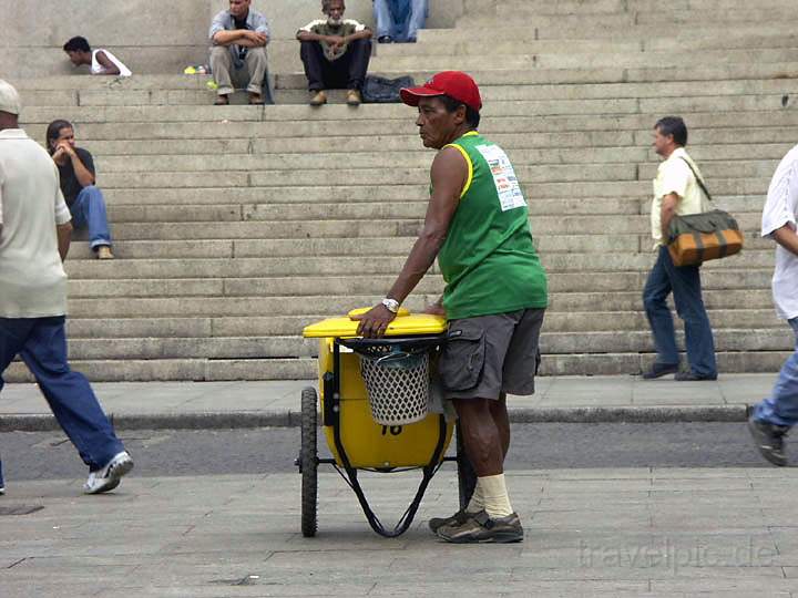 sa_br_sao_paulo_018.JPG - An warmen Tagen verkaufen Eisverkufer auch vor der Catedral da Se