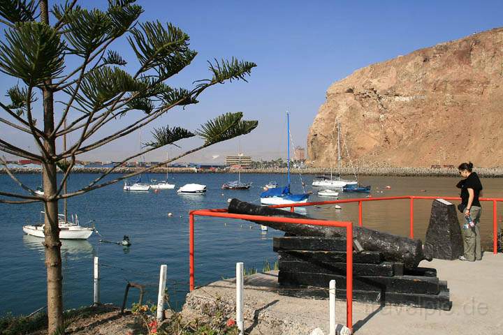 sa_cl_arica_007.jpg - Der kleine Stadthafen von Arica an der Halbinsel Isla del Alacrn