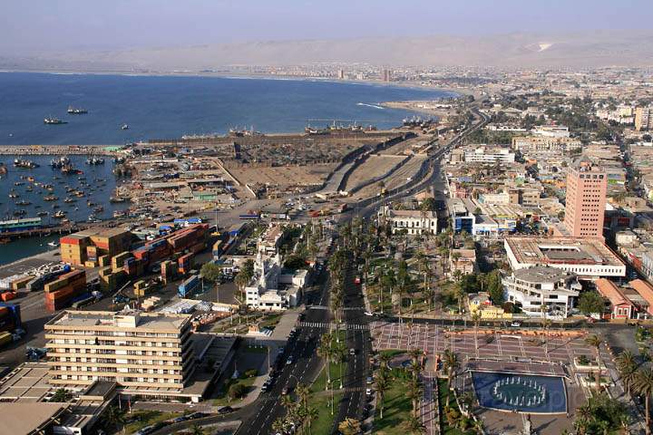 sa_cl_arica_013.jpg - Aussicht vom Morro de Arica auf die nrdlichste Stadt von Chile