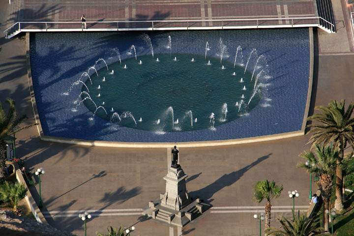 sa_cl_arica_014.jpg - Gezoomter Blick vom Morro de Arica auf den Brunnen der Stadt