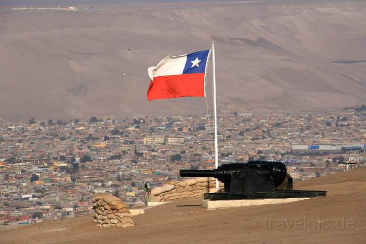 sa_cl_arica_016.jpg - Ein Teil des Denkmals auf dem Morro de Arica