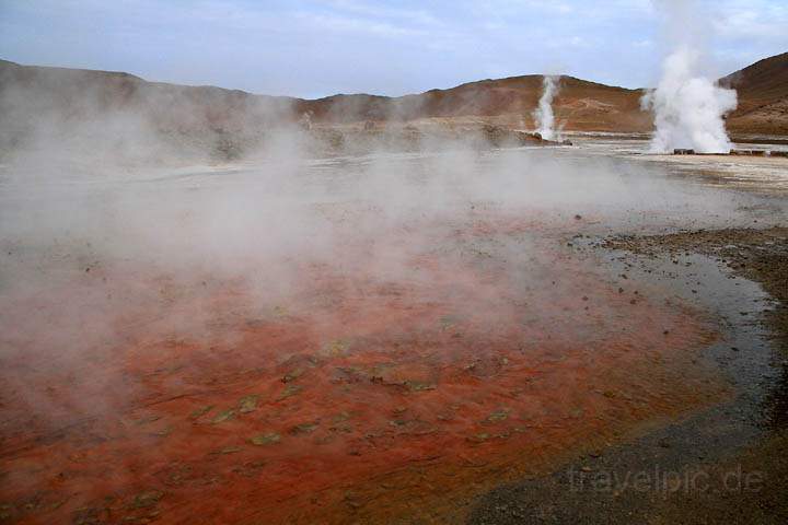 sa_cl_el_tatio_003.jpg - Am Geysirfeld El Tatio in Chile gedeihen rote Algen