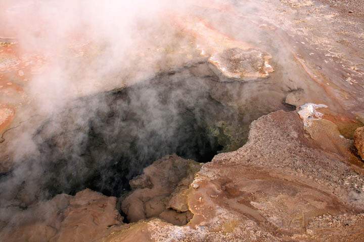 sa_cl_el_tatio_009.jpg - Manche der dampfenden Wasserlcher von El Tatio sind sehr tief