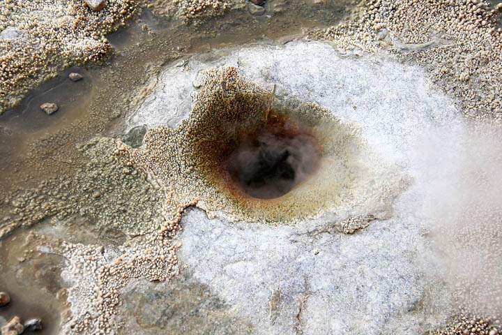 sa_cl_el_tatio_011.jpg - Eine der Wasserlcher-ffnungen auf dem El Tatio Gebiet in Chile