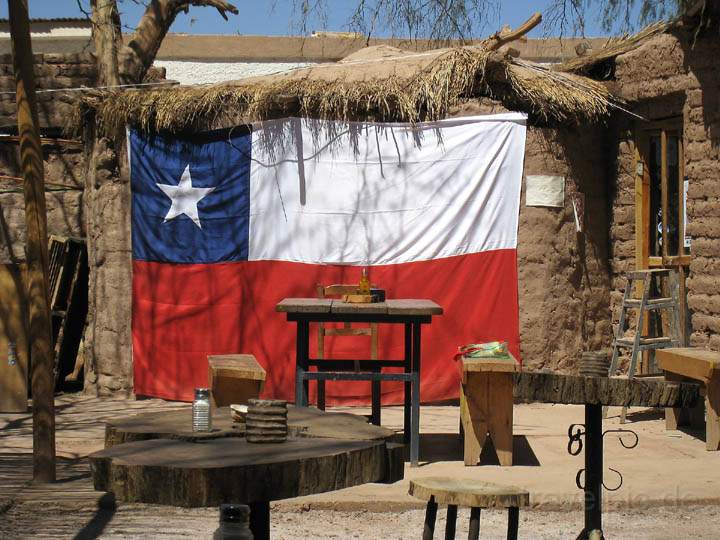 sa_cl_san_pedro_014.jpg - Die chilenische Flagge wird hochgehalten in San Pedro de Atacama