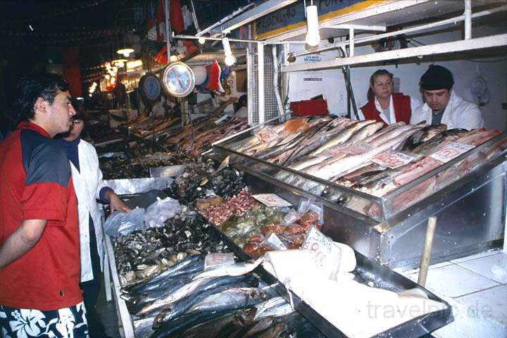 sa_cl_santiago_de_chile_005.jpg - In der Markthalle von Santiago gibt es Geschfte und Fischrestaurants