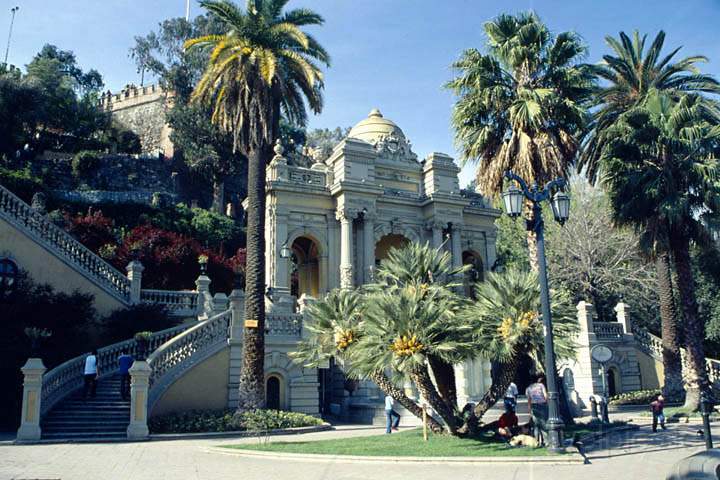 sa_cl_santiago_de_chile_011.jpg - Der Eingang des Cerro Santa Luca mit einem japanischen Garten