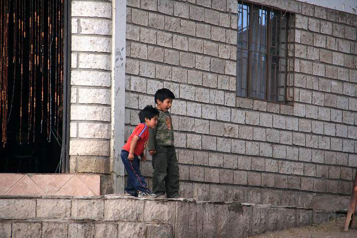 sa_cl_tocanao_009.jpg - Kinder spielen auf den Straen von Tocanao