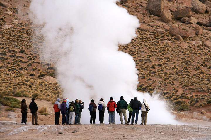 sa_cl_el_tatio_010.jpg - Besuchergruppe an einem Geysir des Feldes El Tatio