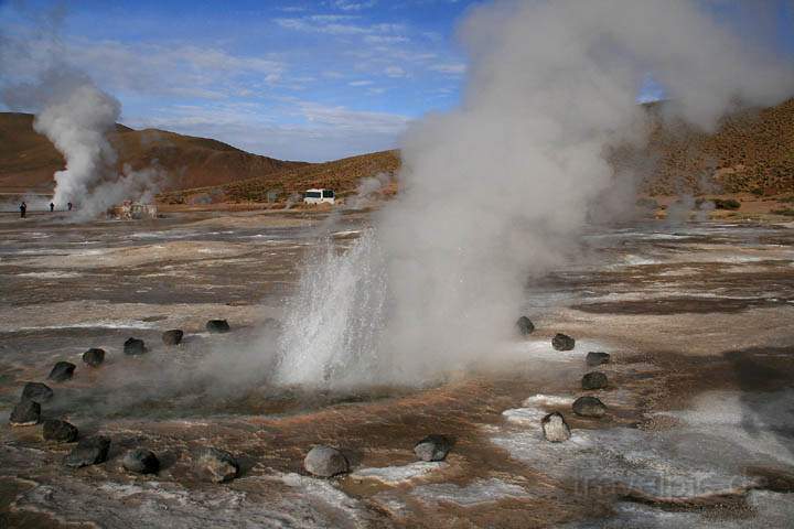 sa_cl_el_tatio_014.jpg - Periodisch ausbrechender Geysir auf dem Feld El Tatio