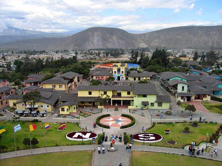 sa_ecuador_004.jpg - Der Blick vom quatordenkmal auf die Nord- und Sdhalbkugel.