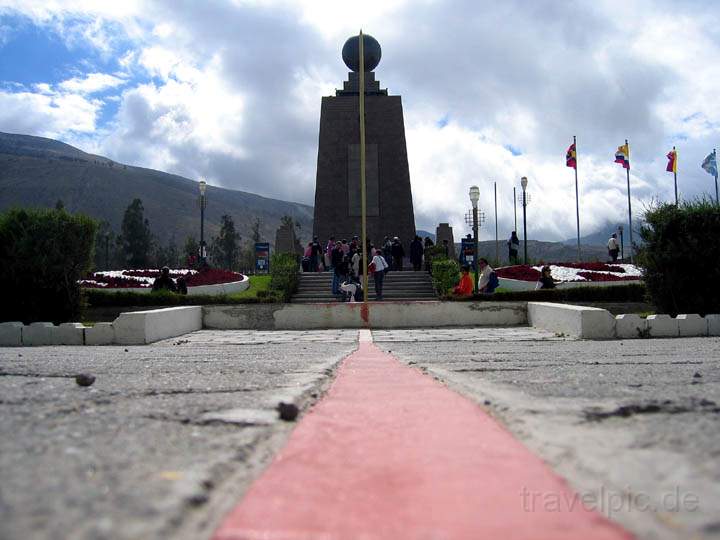 sa_ecuador_005.jpg - Die quatorlinie zum Denkmal