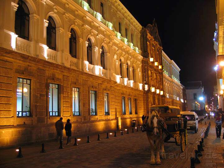 sa_ecuador_006.jpg - Huser in der Altstadt von Quito bei Nacht