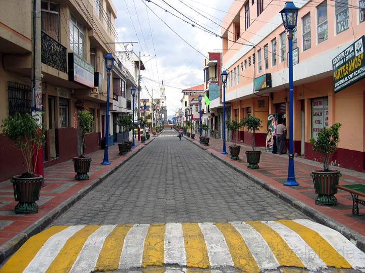 sa_ecuador_010.jpg - Eine der Strassen in der Lederstadt Cotacachi