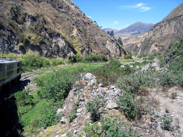 sa_ecuador_017.jpg - Schluchten und Tler durchquert der Zug auf seiner Fahrt