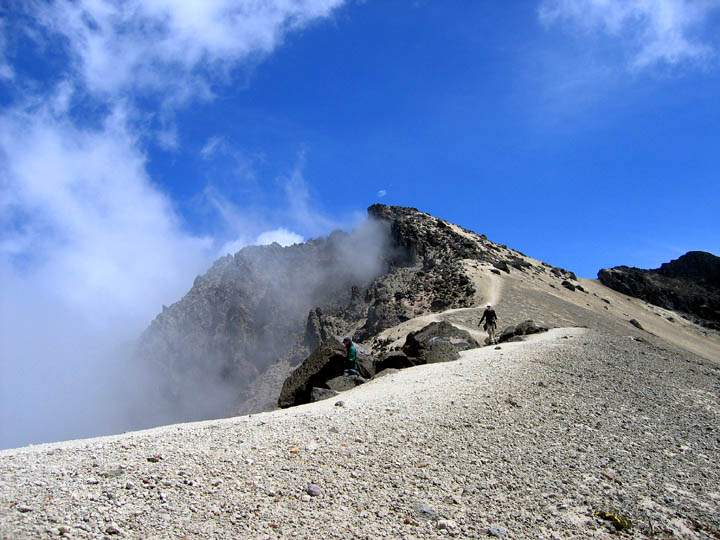 sa_ecuador_022.jpg - Quito liegt direkt am Fue des nicht aktiven Vulkans Pichincha (4.690 m)