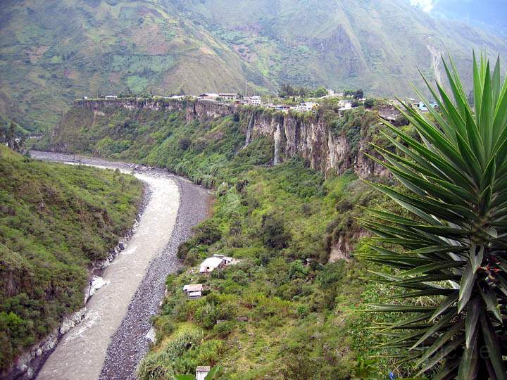 sa_ecuador_026.jpg - Die Stadt Banos (1.800m) am Fue des aktiven Vulkans Tungurahua bietet mildes Klima