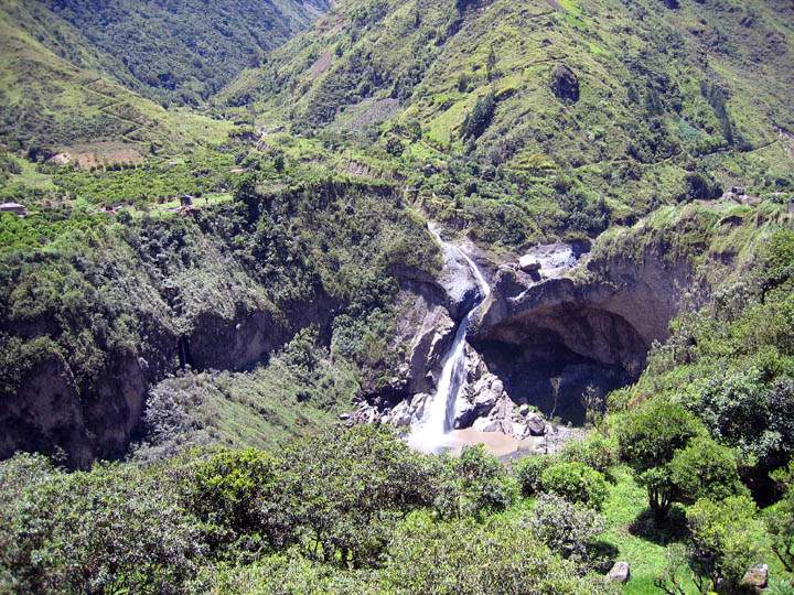 sa_ecuador_029.jpg - In der Nhe von Banos befinden sich die atemberaubenden Wasserflle von Agoyn