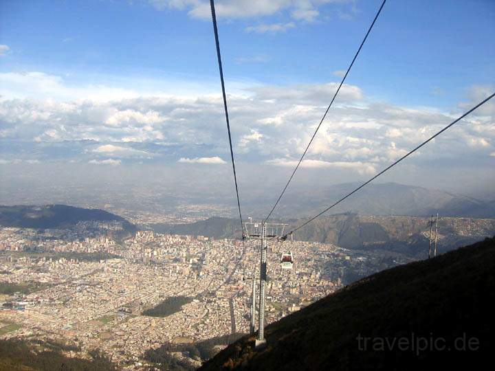 sa_ecuador_031.jpg - Der Gondellift, genannt Telefrico, fhrt bis auf 4.100 m auf den Pinchincha hinauf. 