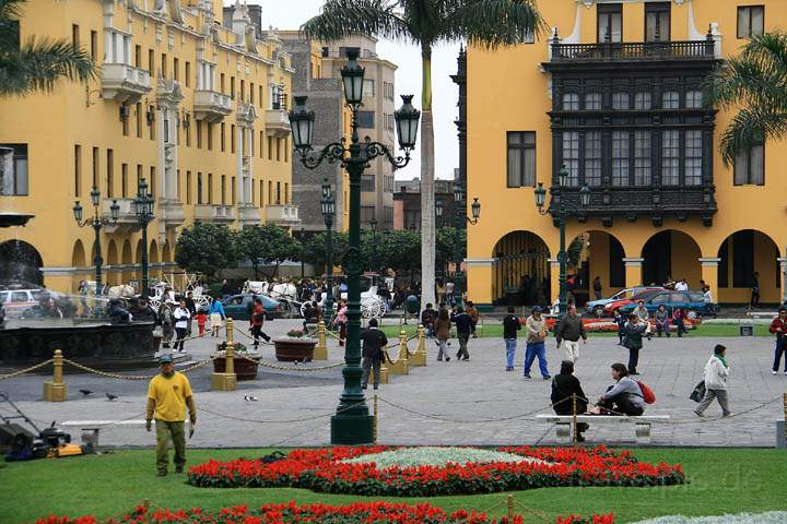 sa_pe_lima_003.jpg - Der zentrale Platz Placa de Armas mit prchtigen Kolonialgebuden