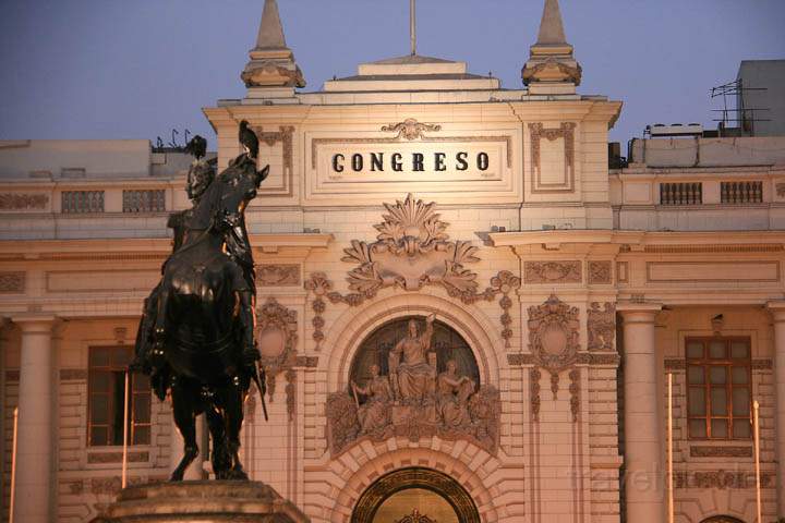 sa_pe_lima_010.jpg - Das Kongress-Gebude im Licht der Abenddmmerung