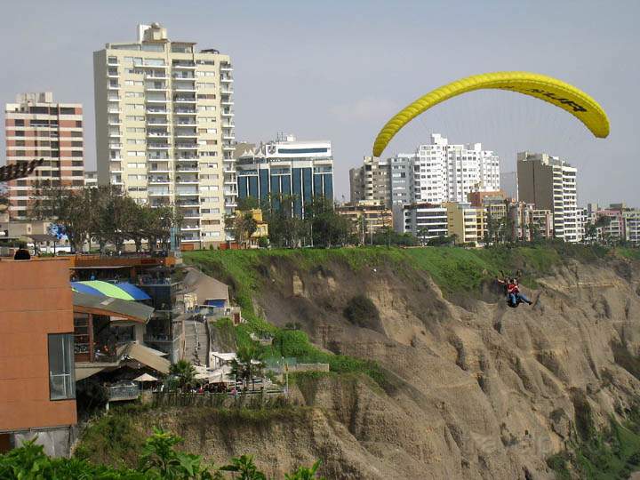 sa_pe_lima_015.jpg - Paragliding ist beliebt an der Abbruchkante zum Meer bei Miraflores