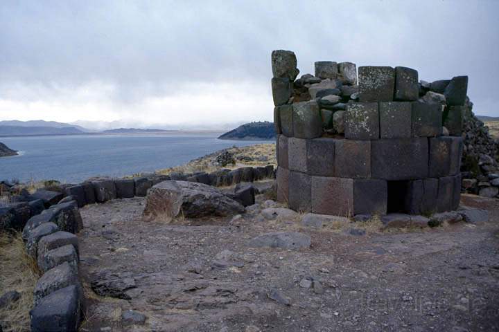 sa_pe_titicaca_see_015.jpg - Die Grabtrme von Sillustani sind eine Sehenswrdigkeit nahe des Titicacasees