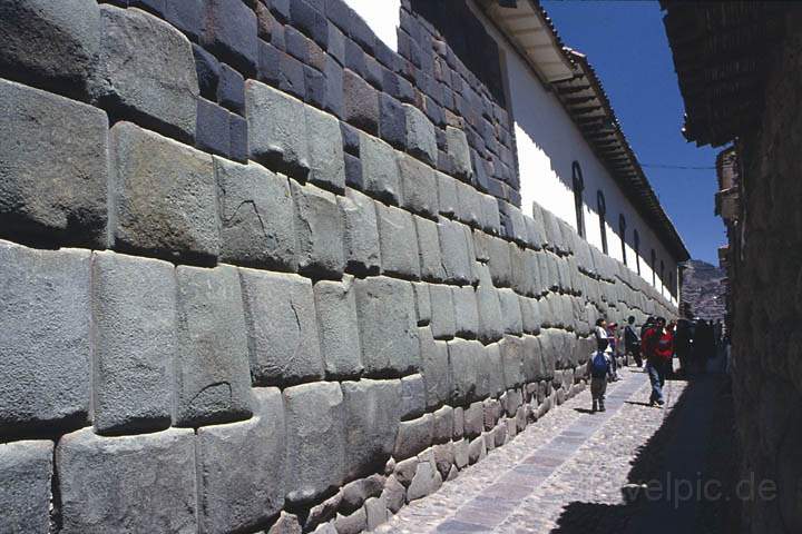 sa_pe_cusco_002.jpg - Die berhmte Inka-Mauer in Calle Hatunrumiyoc von Cusco