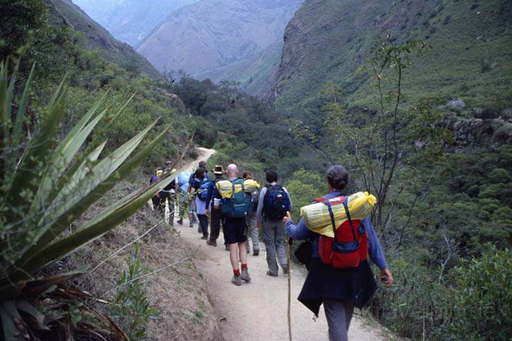 sa_pe_inka_trail_004.jpg - Zu Fu unterwegs auf dem Inka Trail nach Machu Picchu