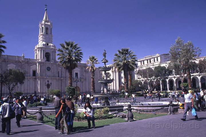 sa_peru_005.JPG - Bild der mchtigen weissen Kathedrale am Plaza de Armas von Arequipa, Peru