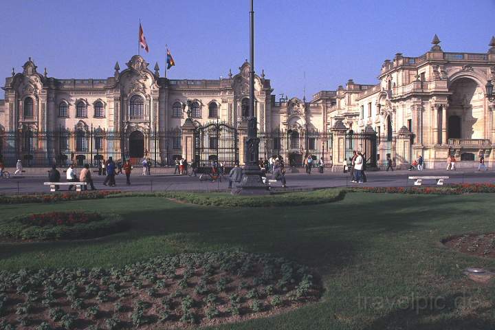 sa_peru_020.JPG - Der Governor-Palast am  Plaza de Armas in der Altstadt von Lima, Peru