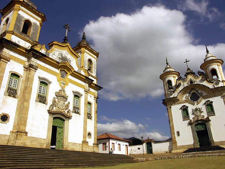 sa_br_mariana_002.JPG - Links Igreja Sao Francisco de Assi, rechts Igreja N.S.do Carmo