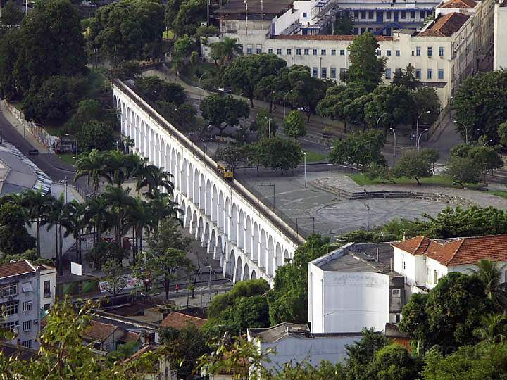 sa_br_rio_008.JPG - Das alte Aqudukt mit Straenbahn in der Innenstadt von Rio