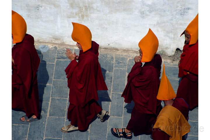 as_np_kathmandu_007.JPG - Mnche auf dem Weg zu den Gebetsmhlen an der Stupa von Bodnath in Kathmandu, Nepal