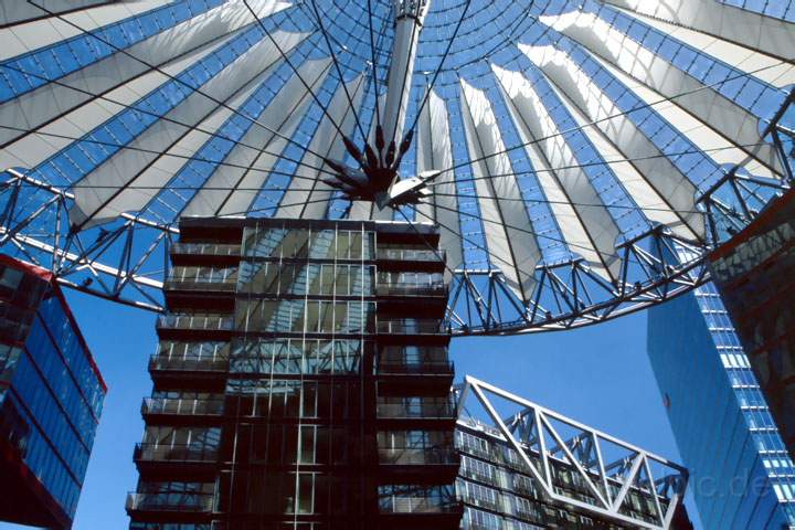 eu_de_berlin_004.JPG - Das sonnige Segel am Potsdamer Platz in Berlin