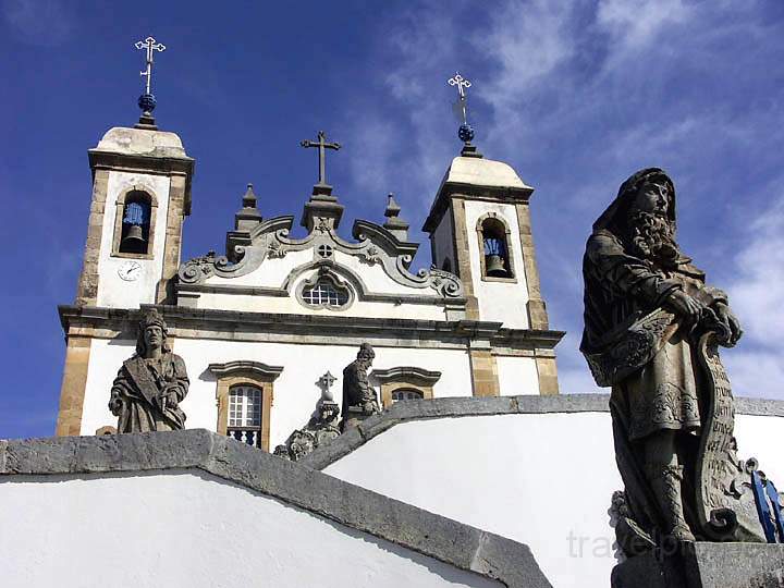 sa_br_congonhas_002.JPG - Die Basilika mit auf der Treppenbrstung stehenden Figuren der 12 Apostel