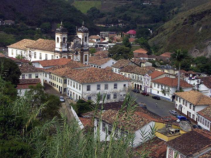 sa_br_ouro_preto_005.JPG - Ouro Preto zieht sich ber Hgel und Berge